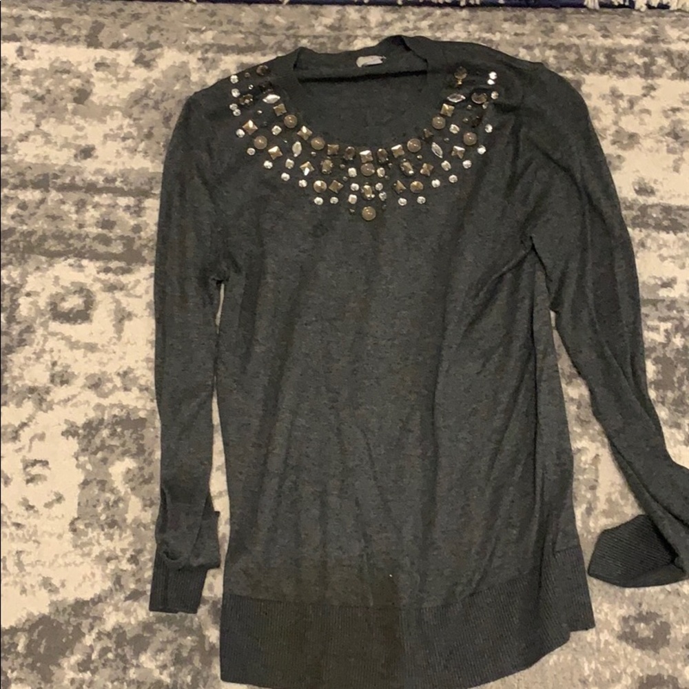 Thin grey sweater with jewels.